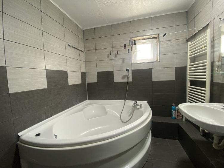 Apartament cu 3 camere decomandat, mobilat în Central