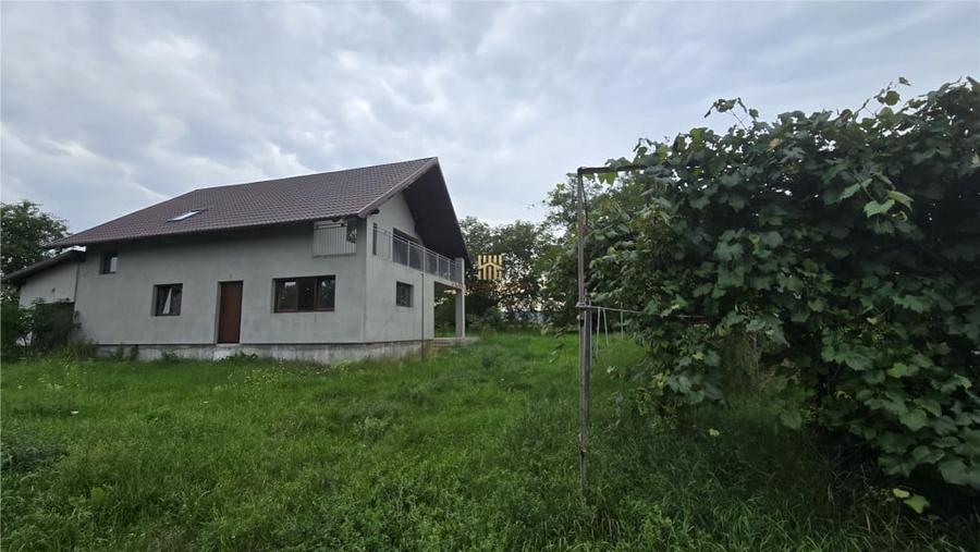 Casă cu 5 camere cu Teren 1483 Mp în Mitocu Dragomirnei