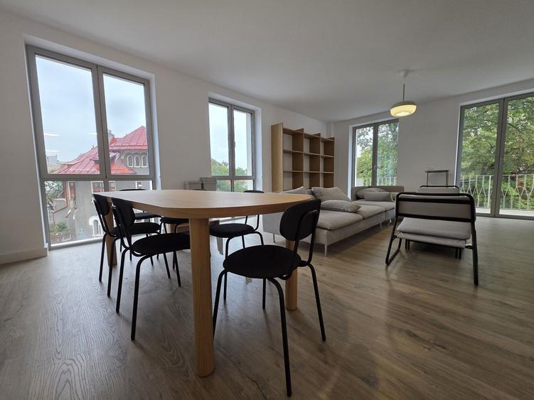 Apartament cu 3 camere în P-ța Universității