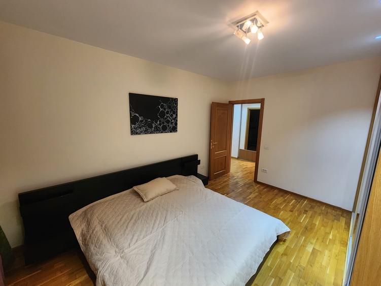 Apartament cu 3 camere semidecomandat în Herăstrău