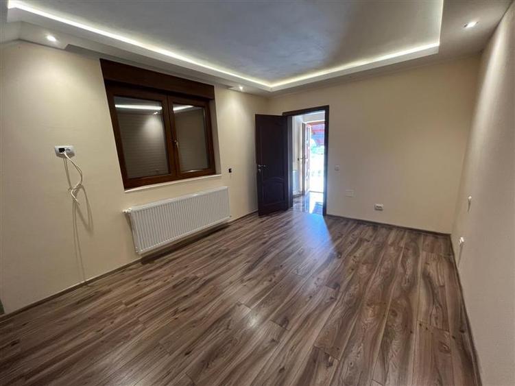 Casă individuală cu 5 camere cu Teren 600 Mp în Exterior Est