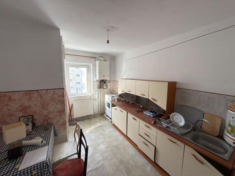 Apartament cu 4 camere decomandat, mobilat în Central