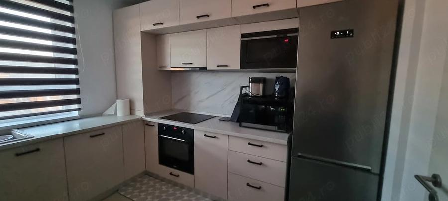 Apartament cu 3 camere decomandat în Tractorul