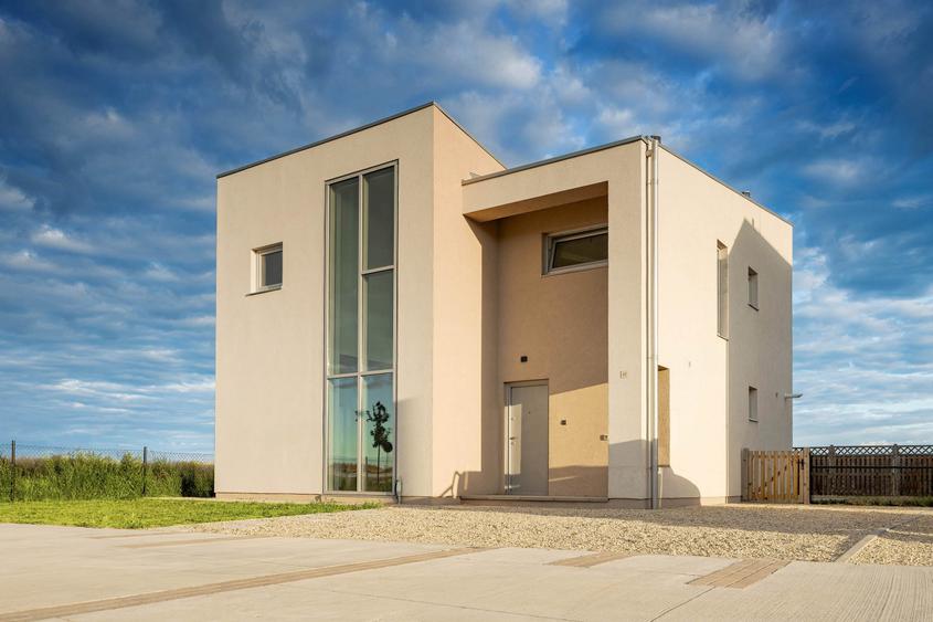 Casă cu 4 camere cu Piscina în Est
