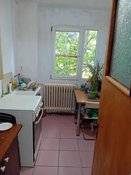 Apartament cu 3 camere semidecomandat, mobilat în Berceni