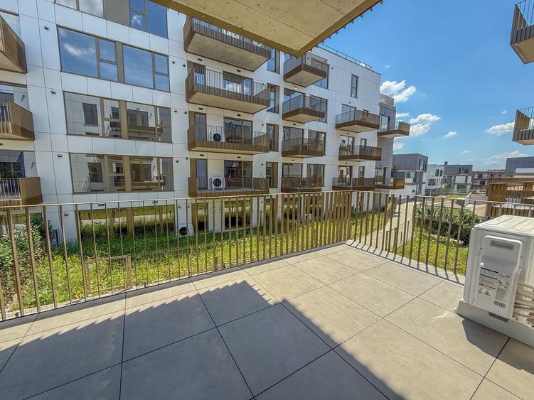 Apartament cu 3 camere semidecomandat în Sisești