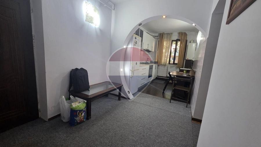 Apartament cu 3 camere decomandat, mobilat în Podu Roș