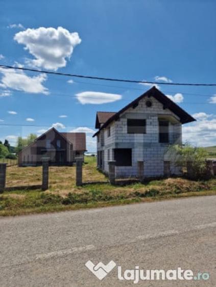 Casă cu 4 camere cu Teren 5600 Mp în Central