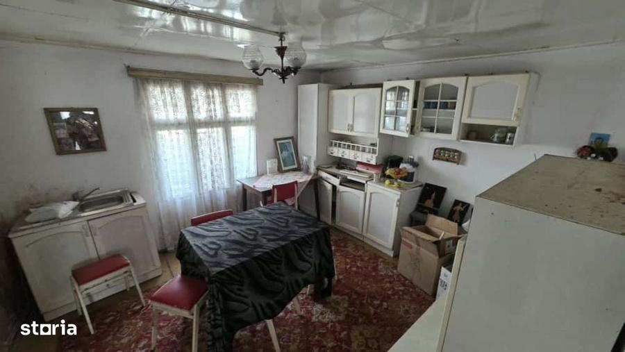 Casă cu 4 camere semidecomandat în Gologanu