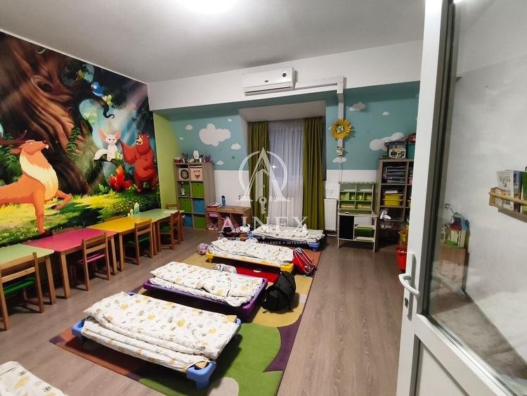 Casă individuală cu 8 camere cu Canalizare în Lipovei