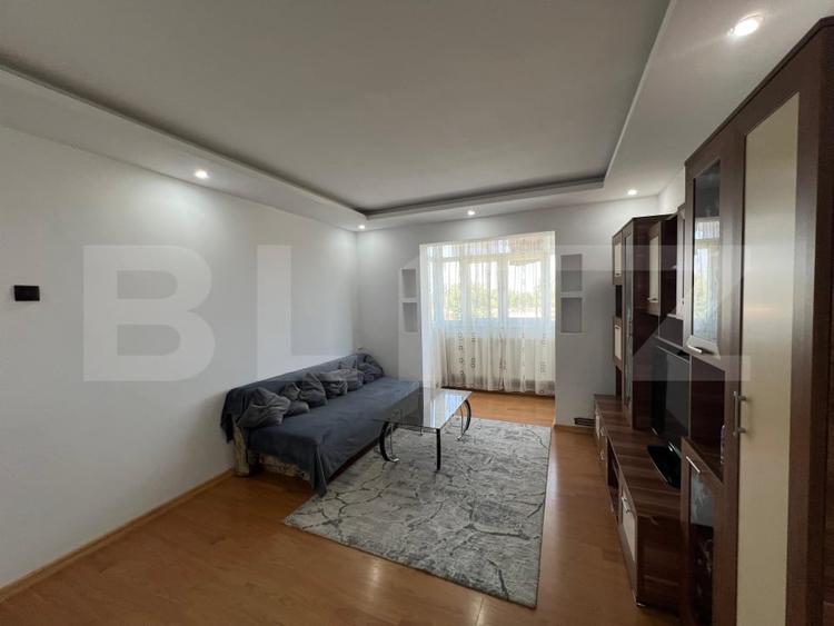 Apartament cu 3 camere semidecomandat, mobilat în Craiovița Nouă