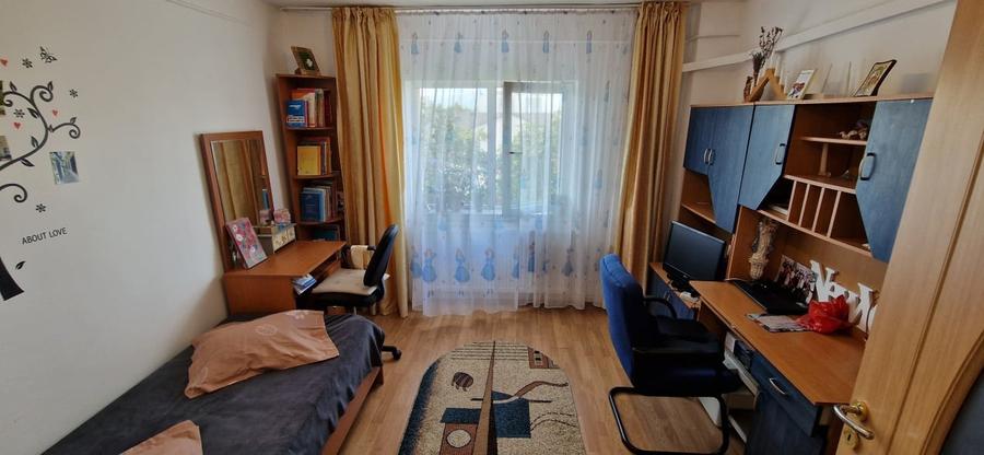 Apartament cu 3 camere decomandat, mobilat în Calea București