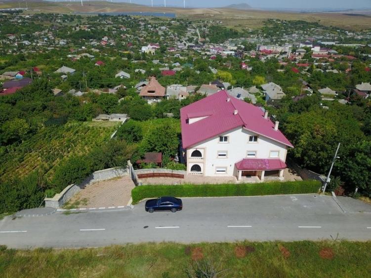 Casă individuală cu 18 camere cu Teren 2000 Mp în Est