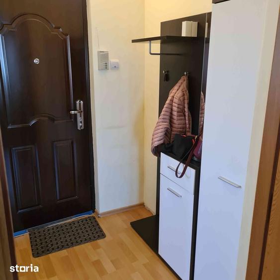 Apartament cu 3 camere semidecomandat în Podu Roș