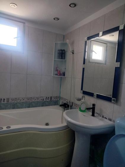 Apartament cu 4 camere semidecomandat în Berceni