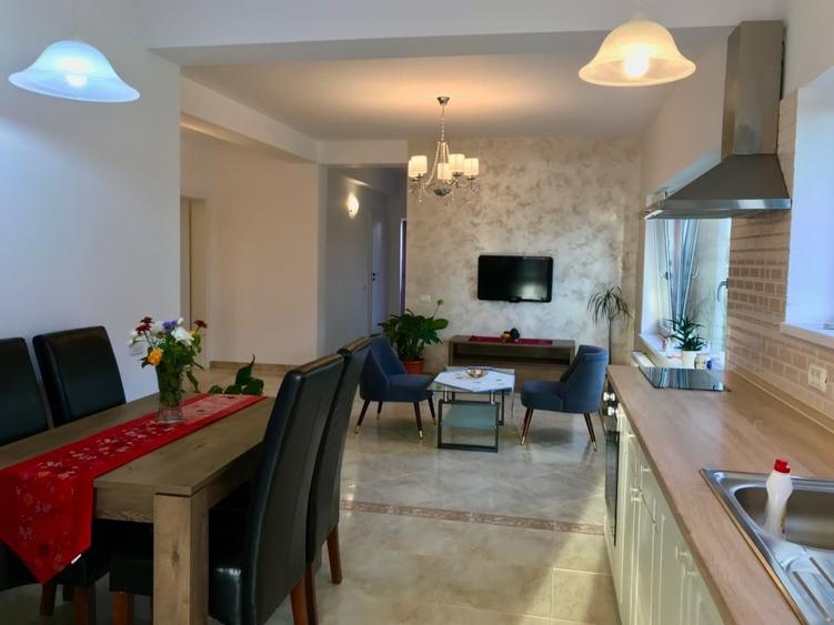Apartament cu 3 camere decomandat, mobilat în Torontalului