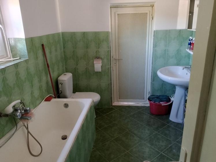 Casă cu 4 camere cu Teren 3400 Mp în Străoane