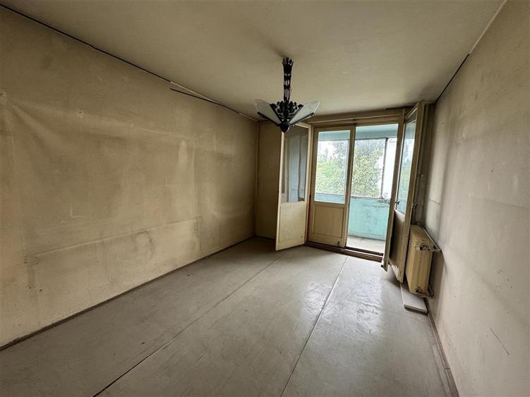 Apartament cu 3 camere semidecomandat în Uverturii