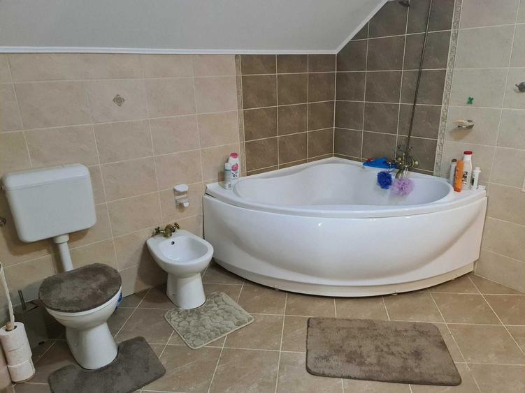 Casă cu 4 camere în Corunca
