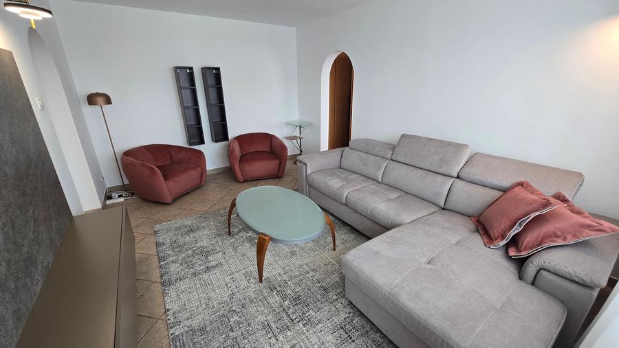 Apartament cu 2 camere semidecomandat în P-ța Victoriei