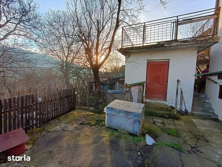 Casă cu 5 camere cu Teren 1100 Mp în Central