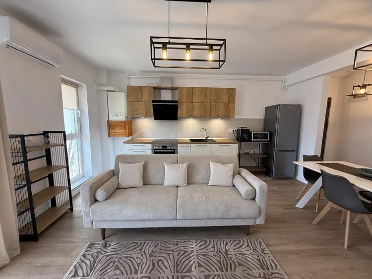 Apartament cu 2 camere semidecomandat, mobilat în Florești