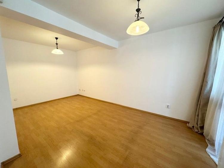 Casă cu 8 camere cu Teren 250 Mp în Tei