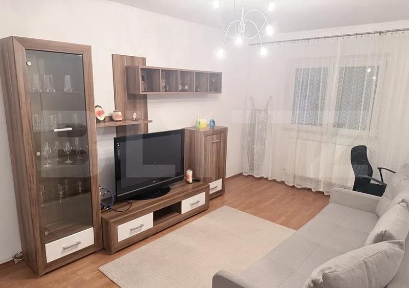 Apartament cu 3 camere decomandat, mobilat în Nicolina
