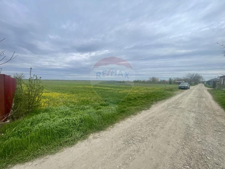 Teren agricol de 8486 mp, în Exterior Nord