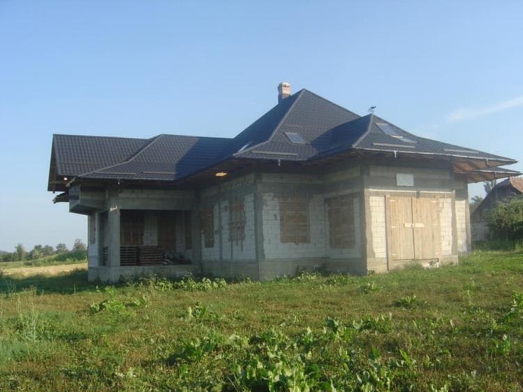 Casă individuală cu 5 camere în Berești