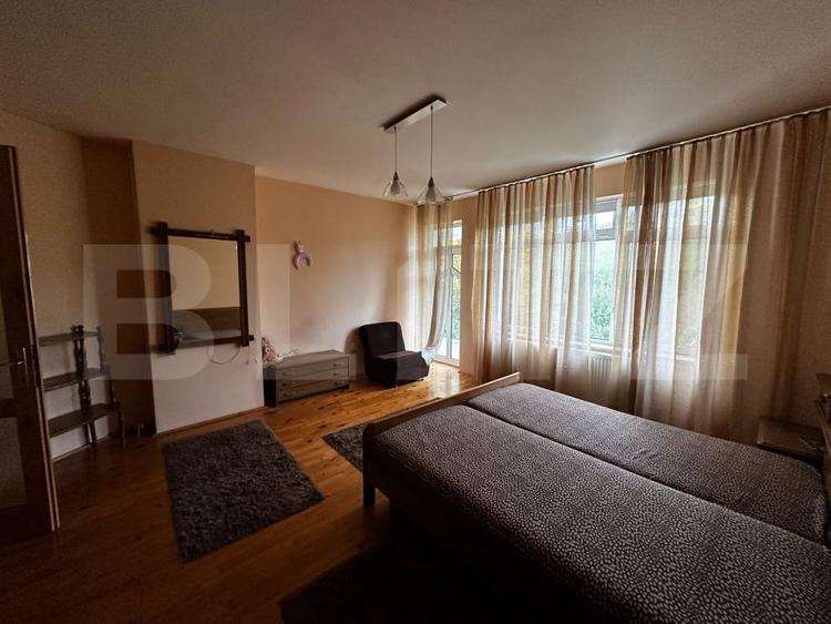 Casă individuală cu 8 camere cu Canalizare în Cetate