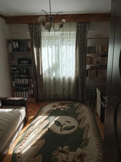 Apartament cu 3 camere semidecomandat în Obor