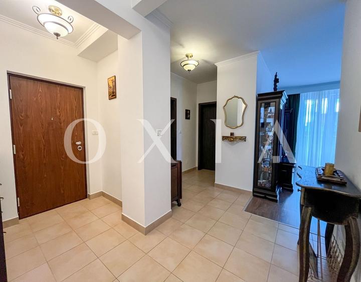 Apartament cu 3 camere semidecomandat, mobilat în Torontalului