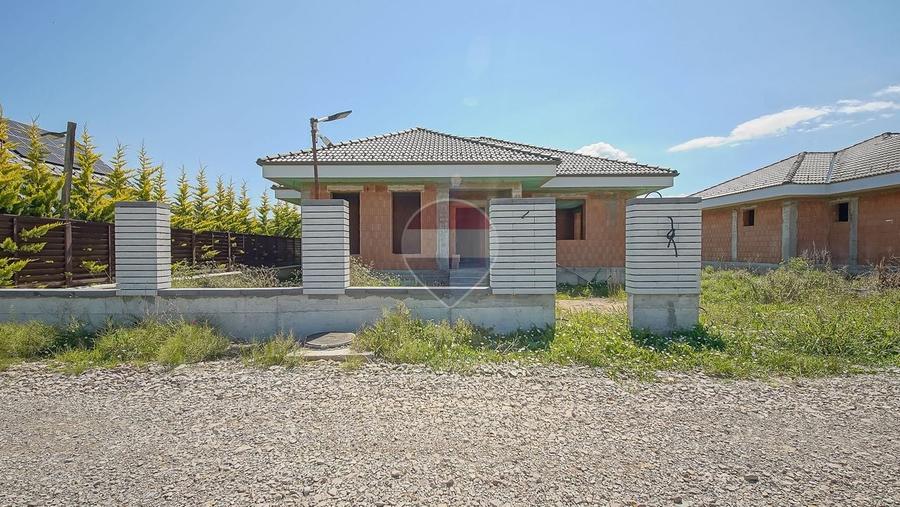 Casă individuală cu 4 camere cu Teren 500 Mp în Cristian