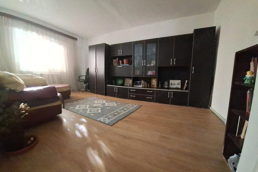 Apartament cu 3 camere decomandat în Vitrometan