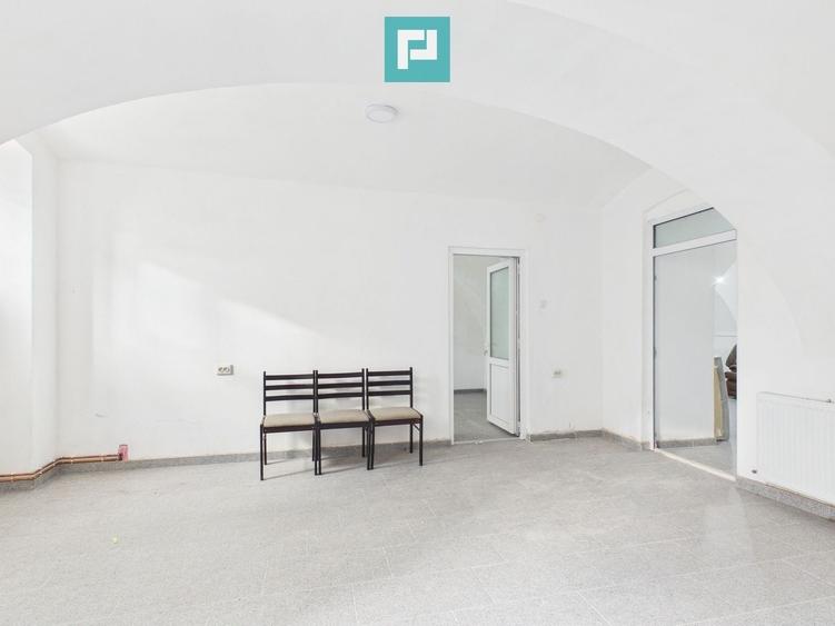 Apartament cu 3 camere semidecomandat în Boul Roșu