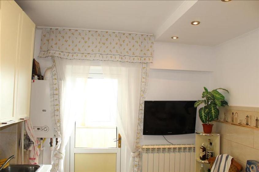 Apartament cu 3 camere decomandat în Peco
