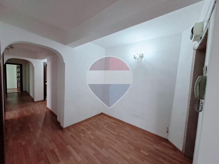 Apartament cu 4 camere decomandat în Ultracentral