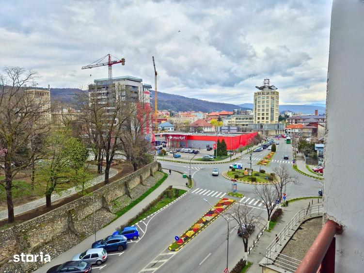 DE INCHIRIAT - 3 CAMERE, CENTRAL, BLOC CU LIFT - 9