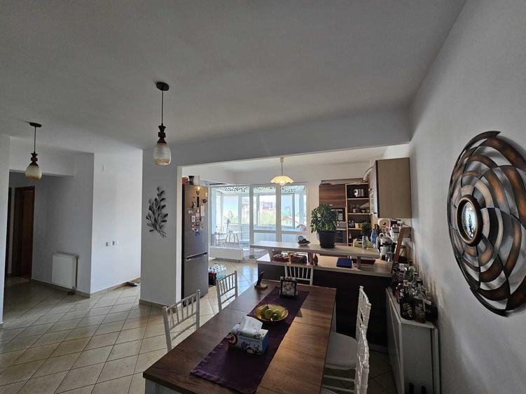 Apartament cu 3 camere decomandat în Titan