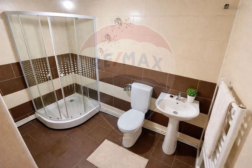 Apartament cu 4 camere semidecomandat, mobilat în Central