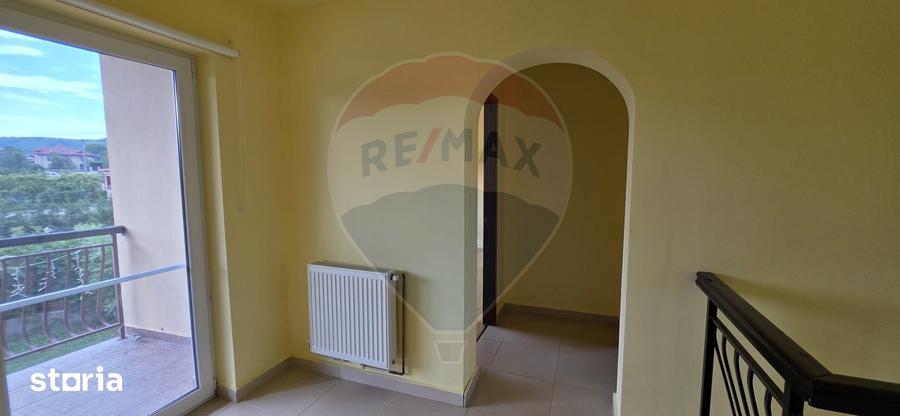 Casă cu 4 camere cu Teren 445 Mp în Valea