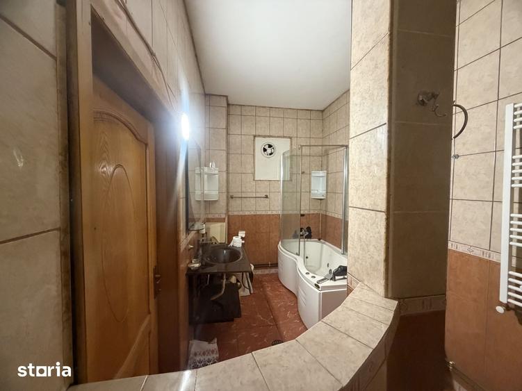 Casă cu 6 camere cu Teren 180 Mp în Central