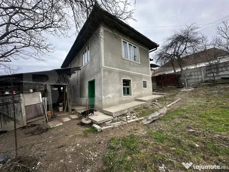 Casă cu 4 camere cu Teren 552 Mp în Central