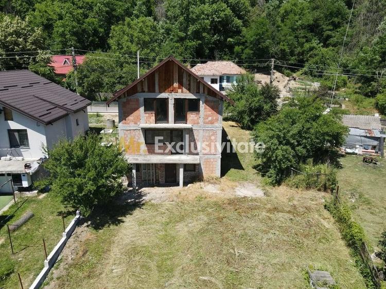 Casă cu Teren 1012 Mp în Merișani