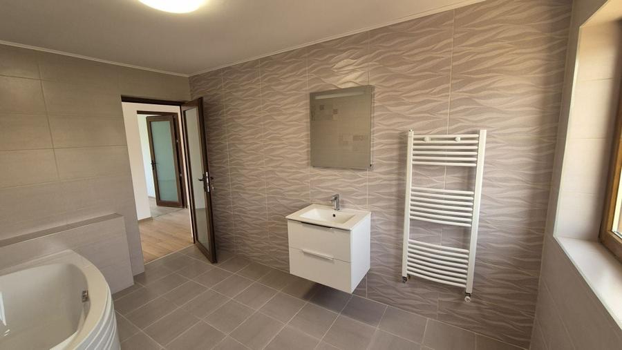 Casă cu 9 camere cu Canalizare în Central
