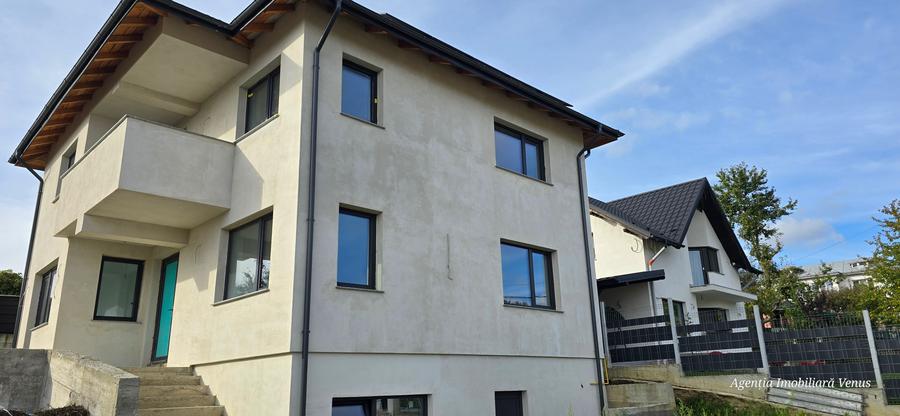 Casă individuală cu 6 camere cu Teren 438 Mp în Central