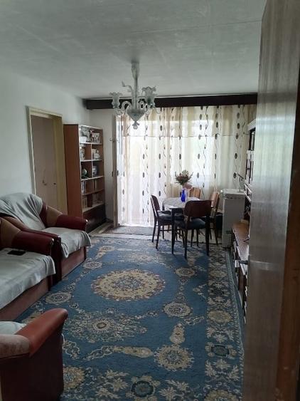 Apartament cu 3 camere semidecomandat, mobilat în Trivale