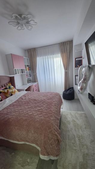 Apartament cu 3 camere semidecomandat în Olteni