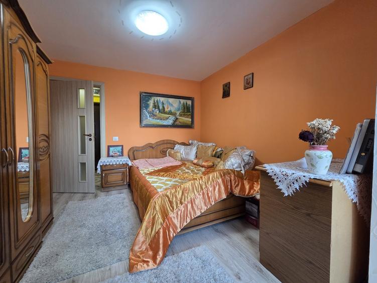 Apartament cu 3 camere decomandat, mobilat în Alexandru cel Bun
